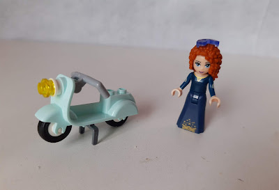 Lego, boneca da princesa Merida do desenho Valente Disney R$ 10,00 e uma lambreta / scooter azul claro com descanso R$ 10,00