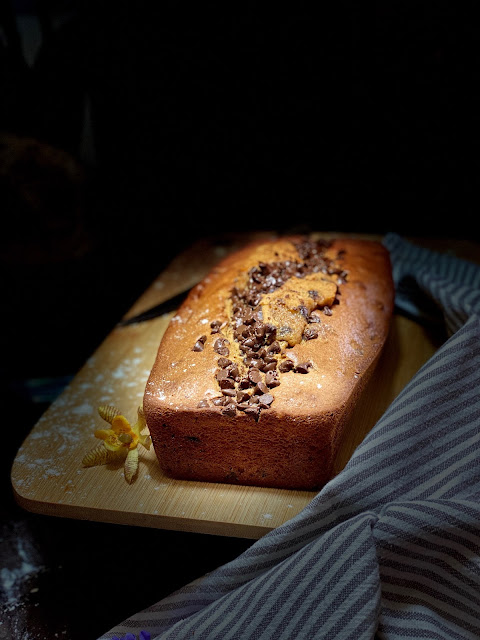 Bizcocho sin harina, con galletas molidas y chips de chocolate