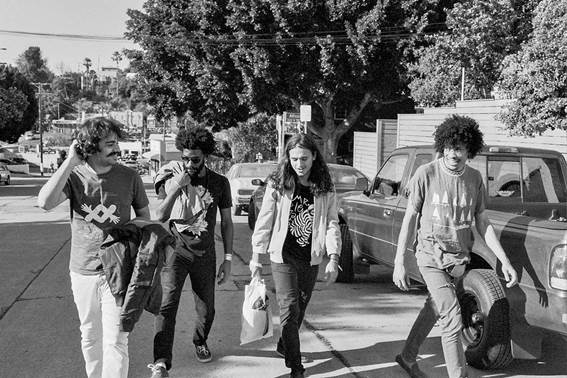 Boogarins lança novo single "Tardança"