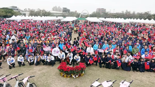 ▲為迎接2025年，彰化縣政府於1日上午在鹿港鎮立體育場舉辦「永續發展 彰化最行」元旦升旗典禮暨公益園遊會與踩街活動，縣長王惠美與四千多位鄉親共慶新年。（記者林明佑攝）