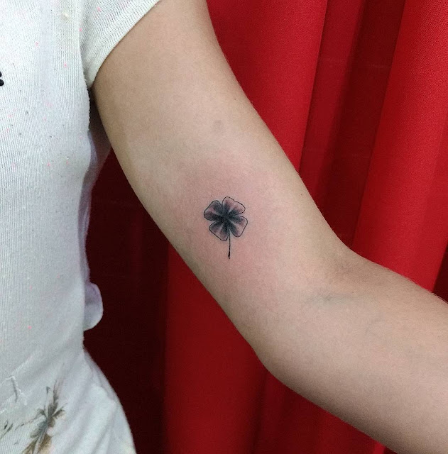 tatuagens femininas de trevo de quatro folhas