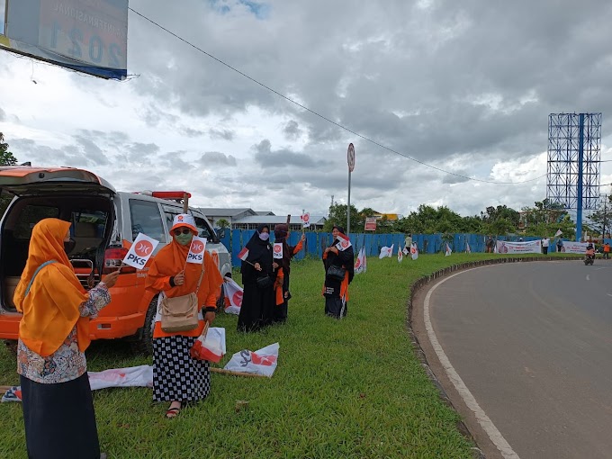 Tak Boleh Pasang Bendera Sepanjang Jalan, Anggota PKS Kalbar Pilih Berbaris Memegang Langsung Benderanya