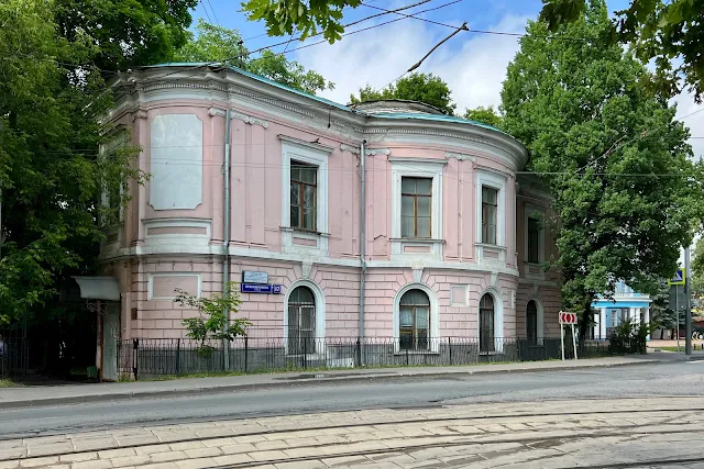 улица Прянишникова, Тимирязевская академия, 13-й корпус – бывший манеж усадьбы Петровско-Разумовское