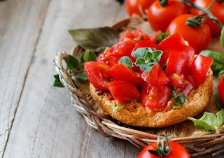 FRISELLA PUGLIESE CON POMODORI.