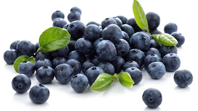  ialah buah beri berbentuk bundar kecil berwarna biru gelap dengan mahkota diujung buahnya Nih Wallpaper Gambar Buah Blueberry