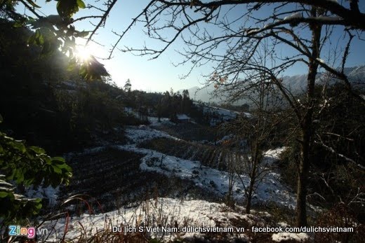 Snowfall makes Sapa hot for local tourists - tuyet roi Sapa 2015