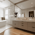 Banheiro contemporâneo branco e fendi com banheira de imersão e piso vinílico!
