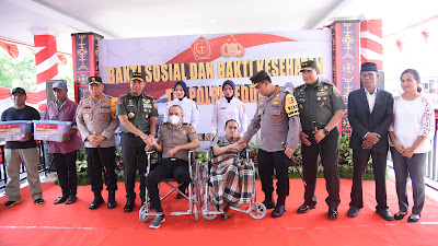 Kapolri Bersama Panglima TNI Berikan Bantuan Kesehatan Gratis di Maluku
