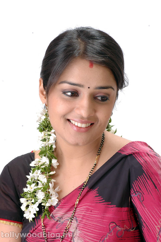 Actress Nikitha Beautiful Photos in Saree glamour images