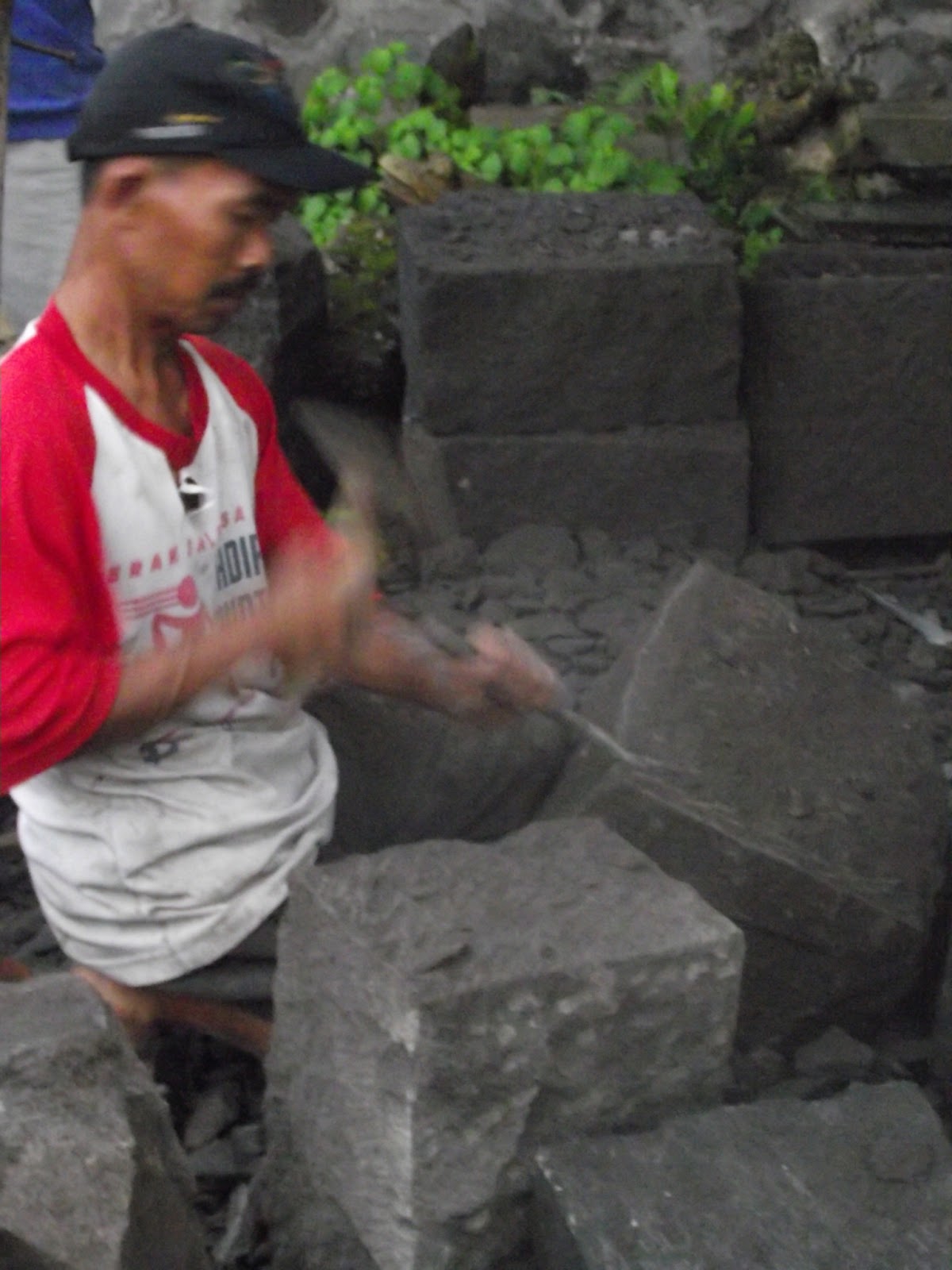  KERAJINAN  BATU  MERAPI DESA TAMANAGUNG MUNTILAN 