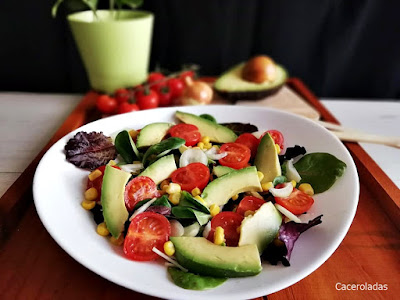 Ensalada de aguacate con lechugas variadas