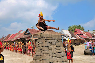 Tradisi Lompat Batu Nias