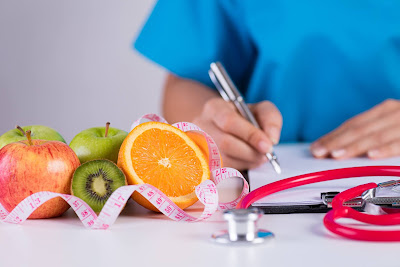 Doctora recetando frutas