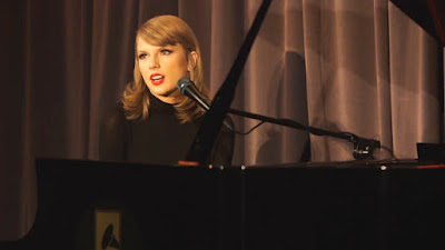 Rayakan Setahunnya '1989', Taylor Swift Posting 'Out of The Woods' Akustik