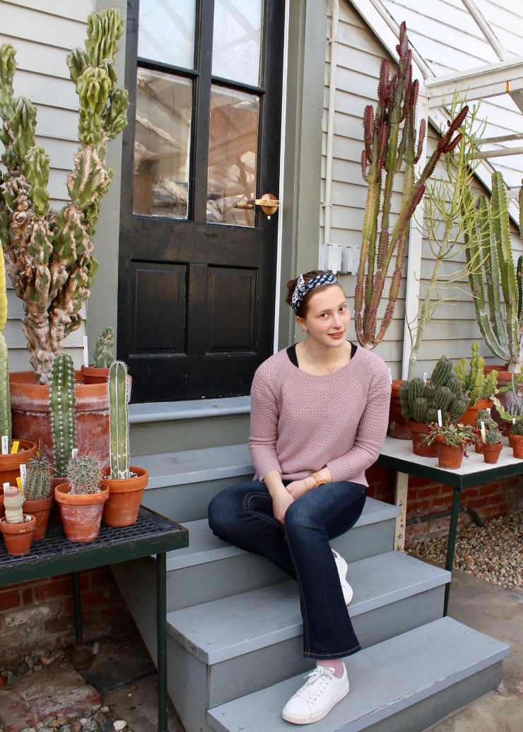 bandana hair-do with bellbottom jeans in Greenhouse #fashion