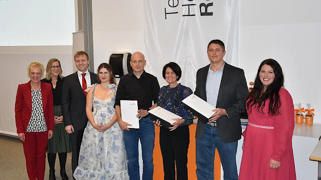 Von links nach rechts: Prof. Dr. Sabine Ittlinger (Vizepräsidentin Qualität Lehre und Studium), Melanie Link (Projektleitung), Lukas Kielmann (Jurysprecher), Leonie Wintersperger (Jurymitglied), Prof. Dr. Johann Pravida, Prof. Dr. Holly Ott, Prof. Dr. Michael Helbig, Alexandra Dorsch (Jurymitglied). (Bild: Janine Jess)