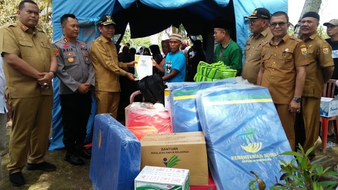 Wali Kota Genius Umar Serahkan Bantuan Untuk Korban Kebakaran di Dusun Lapai Cimparuah