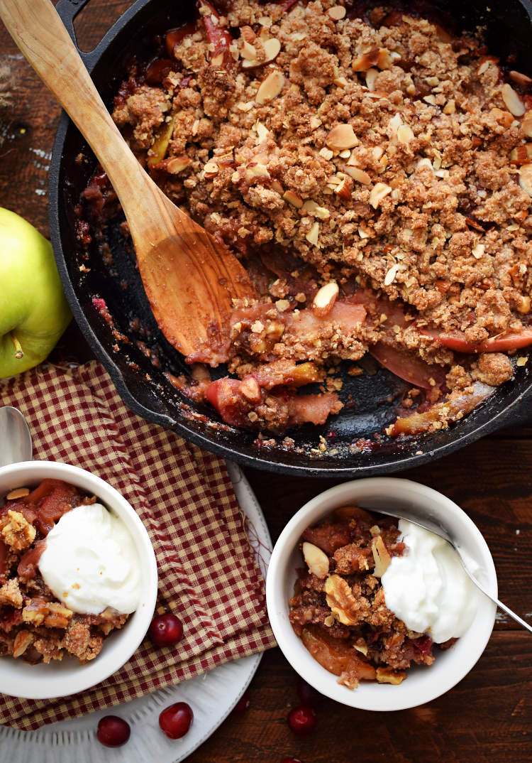 Crumble o crujiente de manzana servido para el desayuno con yugurt griego