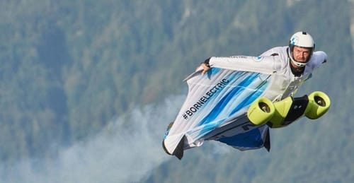 Suits with electric wings speeds of 300 kilometers per hour