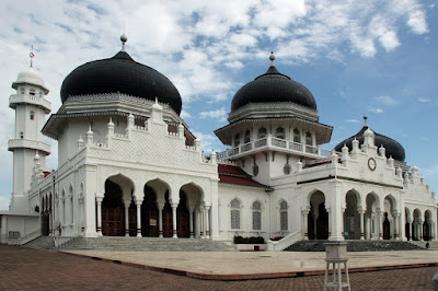 http://santripiss.blogspot.com/2017/05/11-masjid-terbesar-dan-termegah-di-indonesia.html