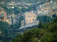 El monestir de Sant Miquel del Fai des del mirador natural de La Roca Vermella