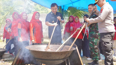 Dharmasraya Masak 1,5 Ton Rendang untuk Korban Gempa Cianjur