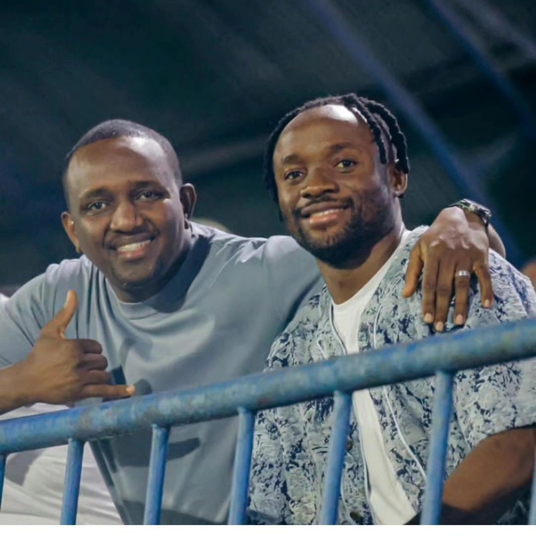 FISTON MAYELE NA ENG HERSI MAMBO SAFI WAKAA PAMOJA UWANJANI