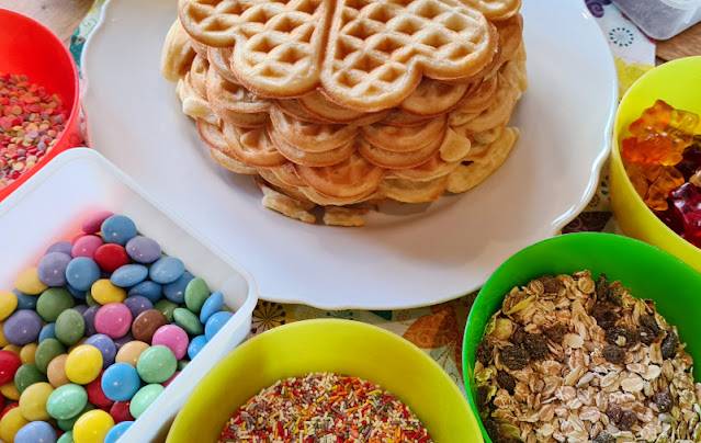 Waffel-Buffet: Rezept für schnelle Waffeln, leckere Toppings & praktische Tipps. Ich erkläre Euch, was ein Waffelbuffet ist, was Ihr dafür braucht und was Kinder und Erwachsene dabei gerne essen.