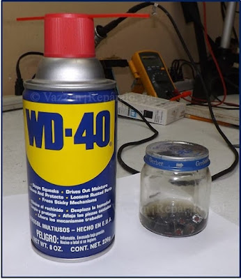 WD-40 Un químico que sirve para remover de los mini push button switch el sulfuro.