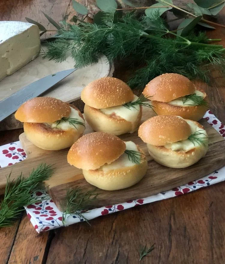 Panecillos rellenos con salmón ahumado y queso