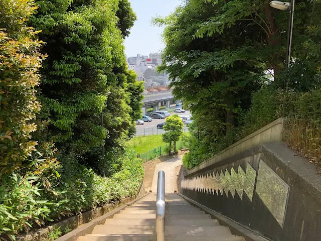 赤羽八幡神社に向かう階段