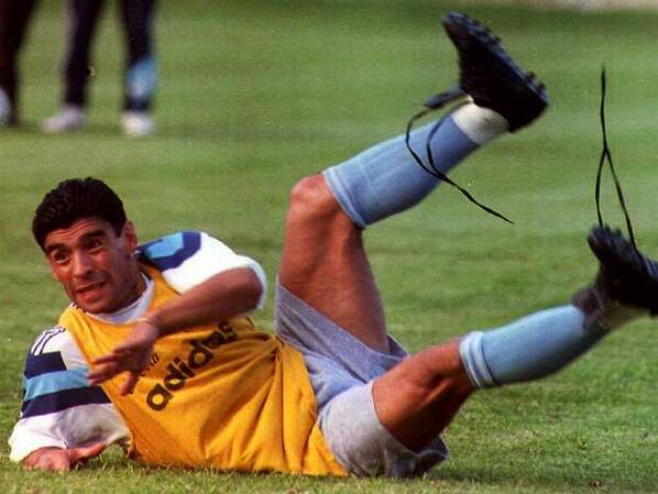 ¿Por qué Maradona usaba botines desatados?