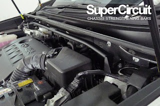 SUPERCIRCUIT FRONT STRUT BAR installed to the Toyota Harrier XU60 engine bay.