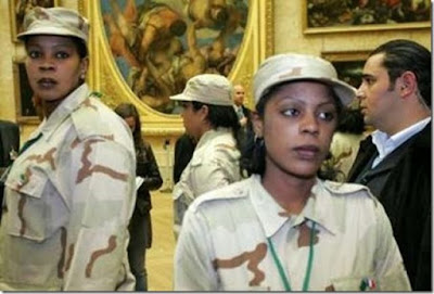 [Image: muammar_algaddafi_female_bodyguards_12.jpg]