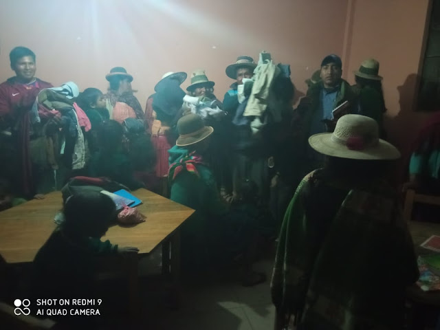 Gestern Abend wurde in der Gemeinde Kalasaya, nördlich von Potosí - Bolivien, gebrauchte Kleidung verteilt.  Wir danken den Familien, die uns die gebrauchten Kleider an die Pfarrei "Nuestra Sra. Del Carmen" - Villazón schicken