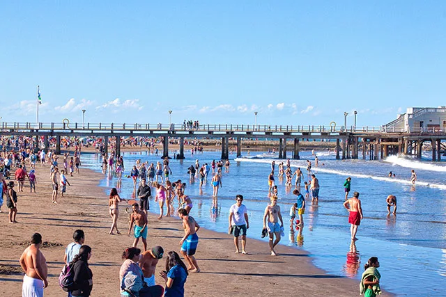 Verano bañistas en la playa a todo color