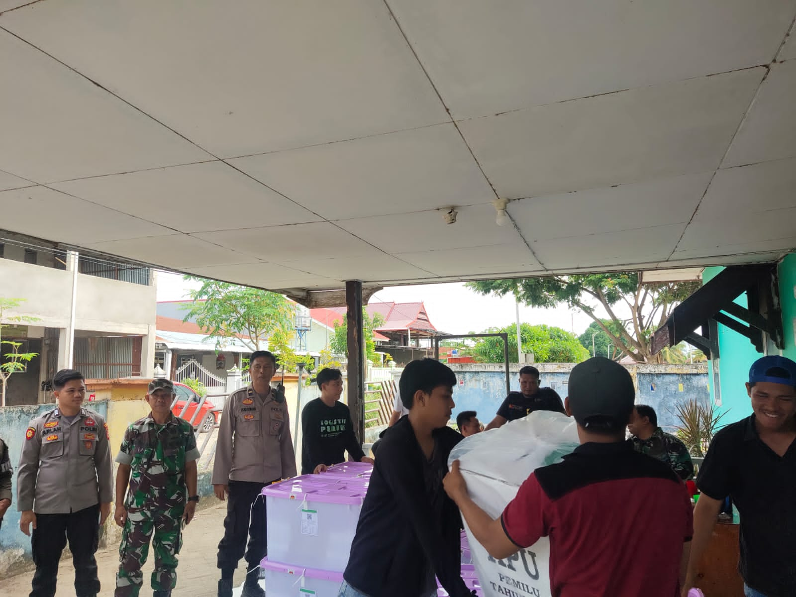 Sinergitas TNI-Polri Kawal Pergeseran Logistik Pemilu dari PPK Watang Sidenreng Ke Gudang Logistik KPU Sidrap