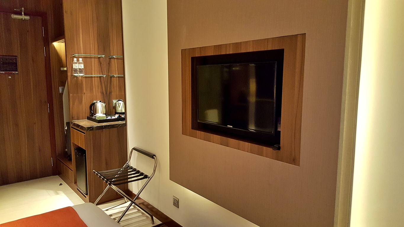 wall-mounted flat screen TV at Holiday Inn Express (HIE) Singapore Clarke Quay