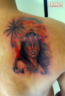 Havaiana tatuada na parte superior das costas