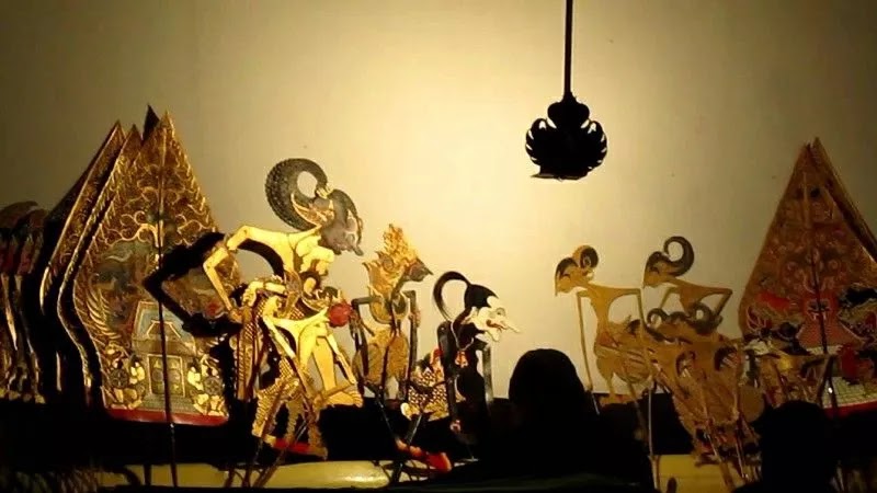 UNSUR ADAT ISTIADAT DALAM LAKON LAHIRAN