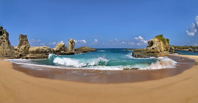 Meski mendapat julukan sebagai Kota Seribu Goa 8 Pantai terindah di Pacitan, Jawa Timur