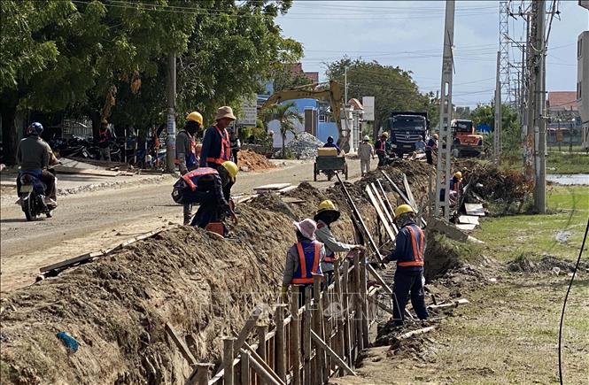 Các đơn vị thi công khẩn trương làm đường giao thông nông thôn mới tại xã Phước Nam nối với tuyến đường Văn Lâm-Sơn Hải, huyện Thuận Nam, tỉnh Ninh Thuận.