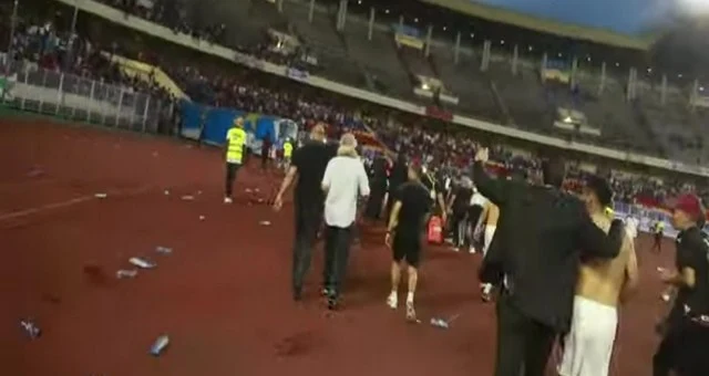 فيديو: هجوم الجماهير الكونغولية بالحجارة على اللاعبين المغاربة بعد التعادل