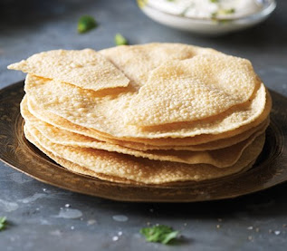 Mini pappadums con cebolla y coco