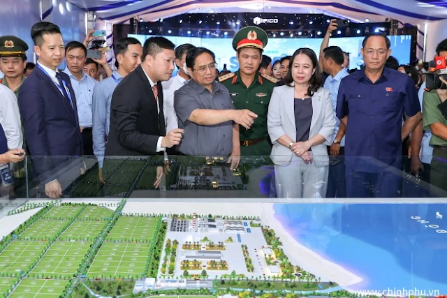 Thủ tướng Phạm Minh Chính và các đồng chí lãnh đạo tham quan mô hình Khu công nghiệp Sơn Mỹ I. Ảnh: SCMP