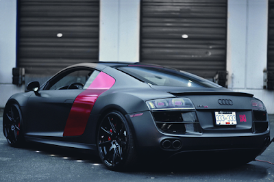 Audi R8 with a pink side panel