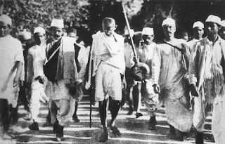 Gandhi encabezando la Marcha de la Sal