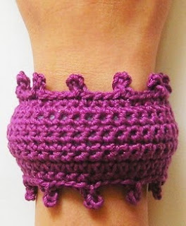 http://chabepatterns.com/free-patterns-patrones-gratis/jewelry-joyeria/stuffed-crochet-bracelet-pulsera-tejida-con-relleno/