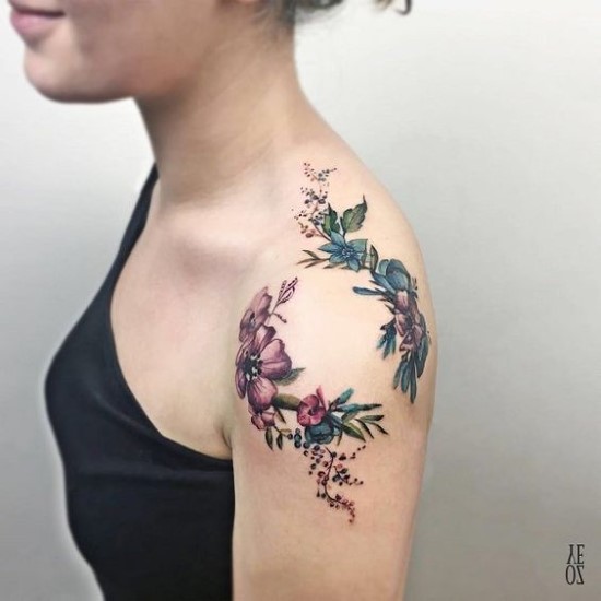 tatuagens femininas de flores para os ombros