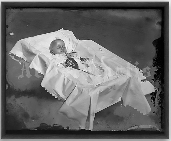 Bebé en el ataúd - foto post mortem antigua sobre 1915. Fotografía: Narve Skarpmoen. https://commons.wikimedia.org/wiki/File:Deceased_baby_in_casket_from_Norwegian_National_Archives_-_1.jpg